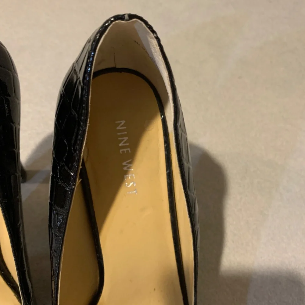 Nine West Black Croc Embossed Patent Platform Pumps sz 8.5 M - Picture 2 of 6